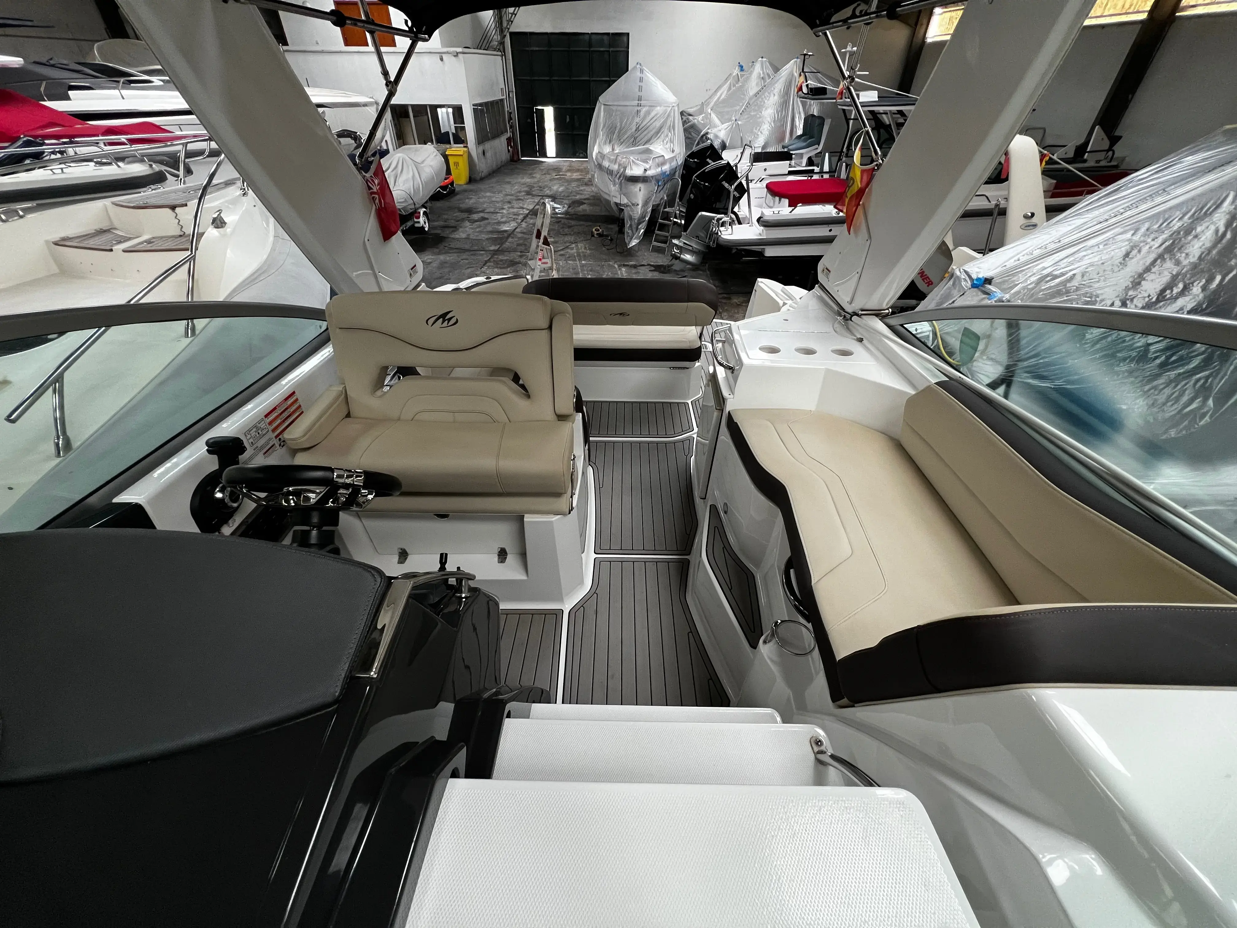 2018 Monterey 295 sport yacht