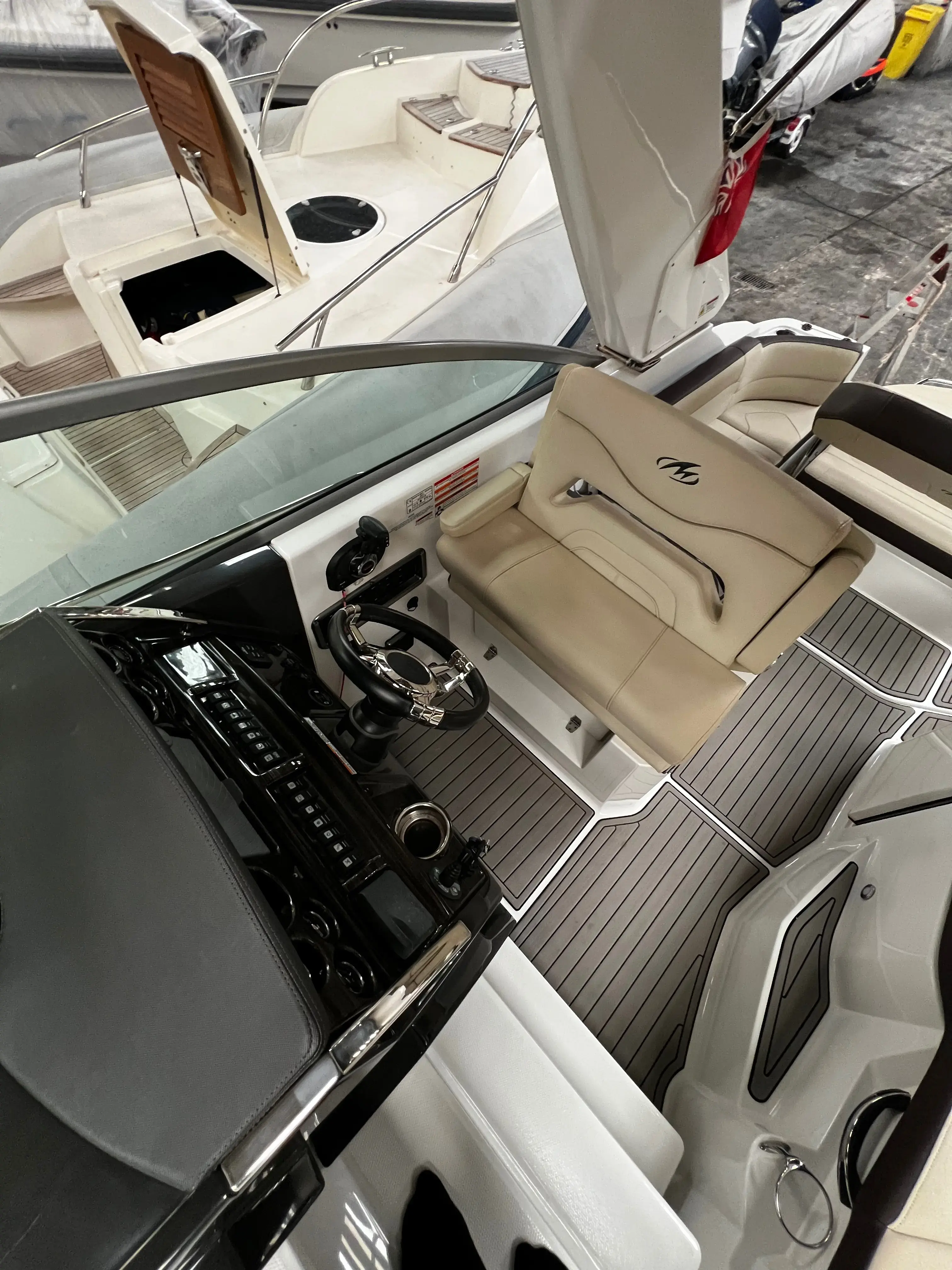 2018 Monterey 295 sport yacht