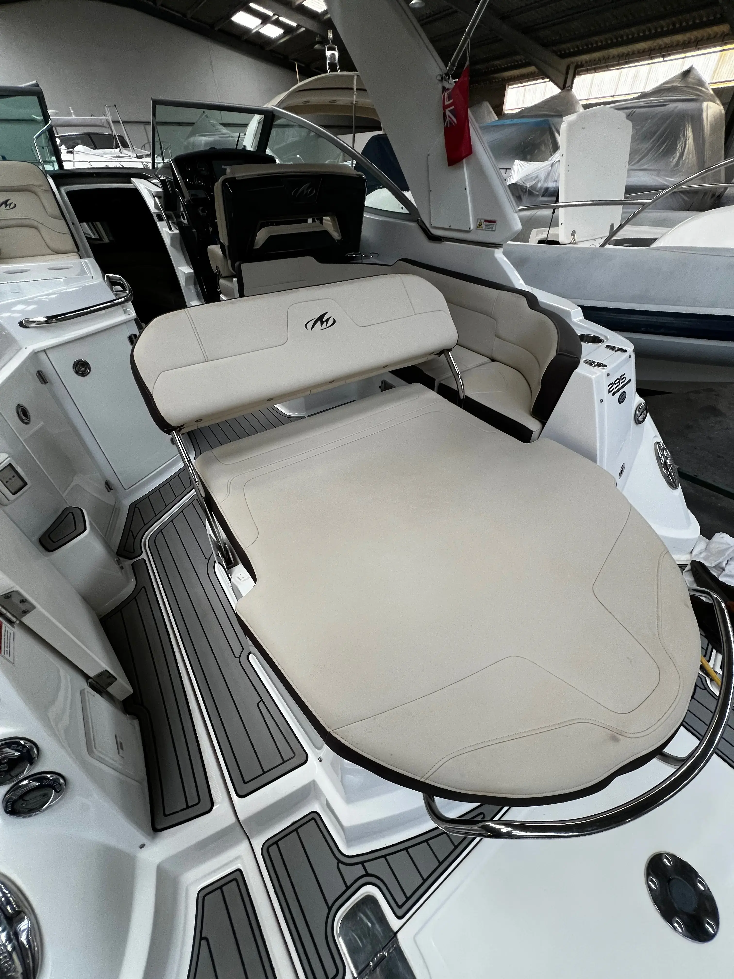 2018 Monterey 295 sport yacht