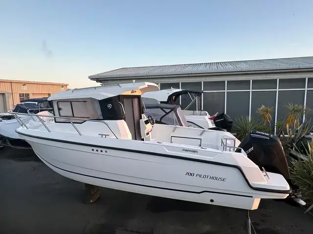 Parker 700 Pilothouse