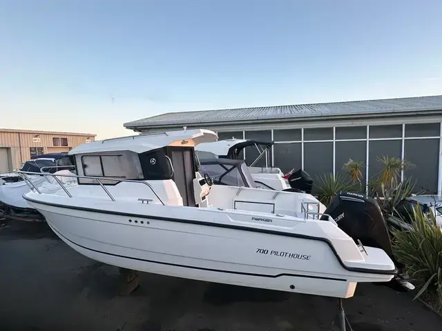 Parker 700 Pilothouse