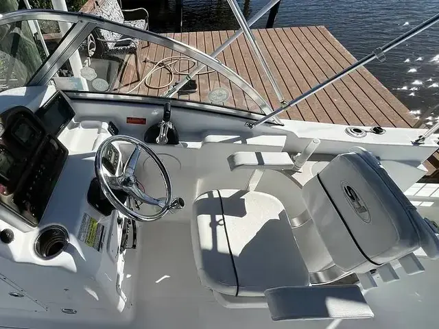 Sea Hunt Escape 235 SE