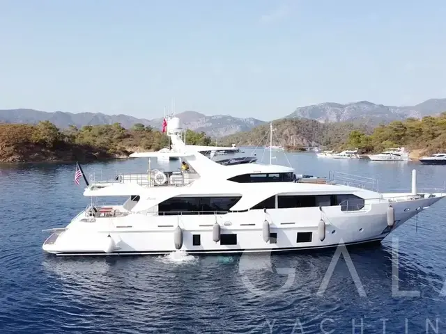 Benetti Delfino 93