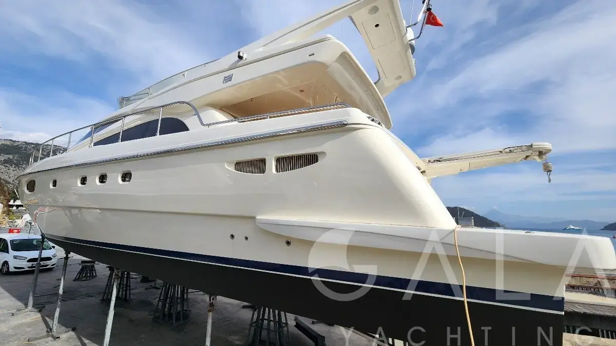 2003 Ferretti 590