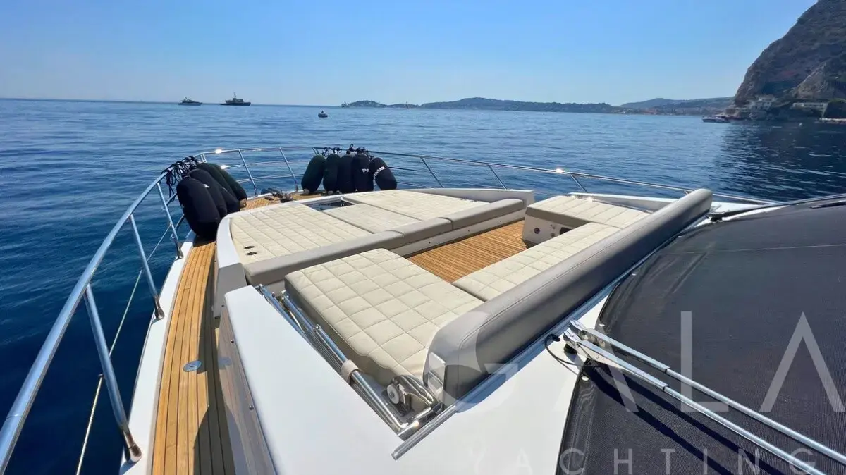 2017 Azimut 66 flybridge