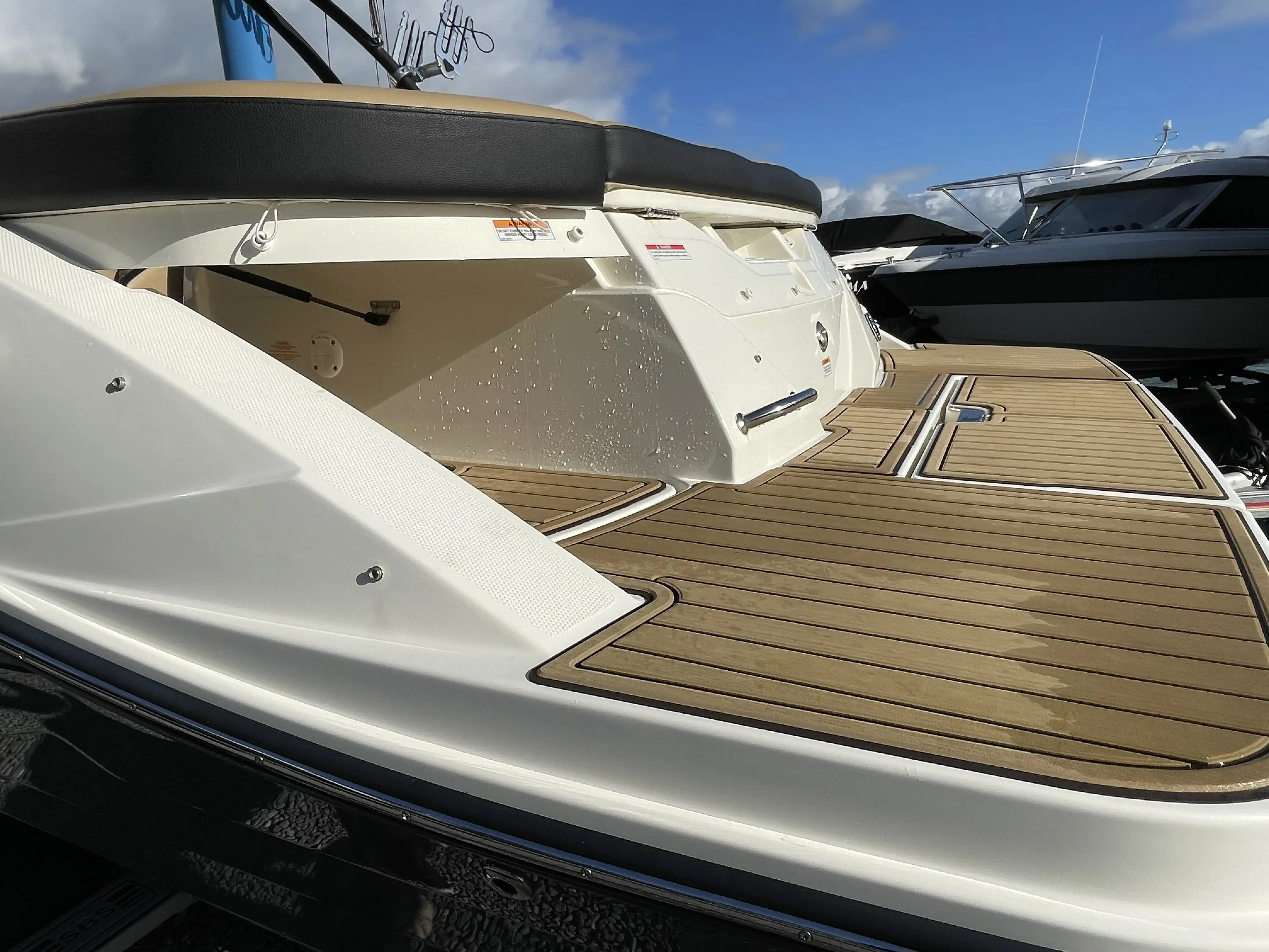 2022 Sea Ray 230 spxe