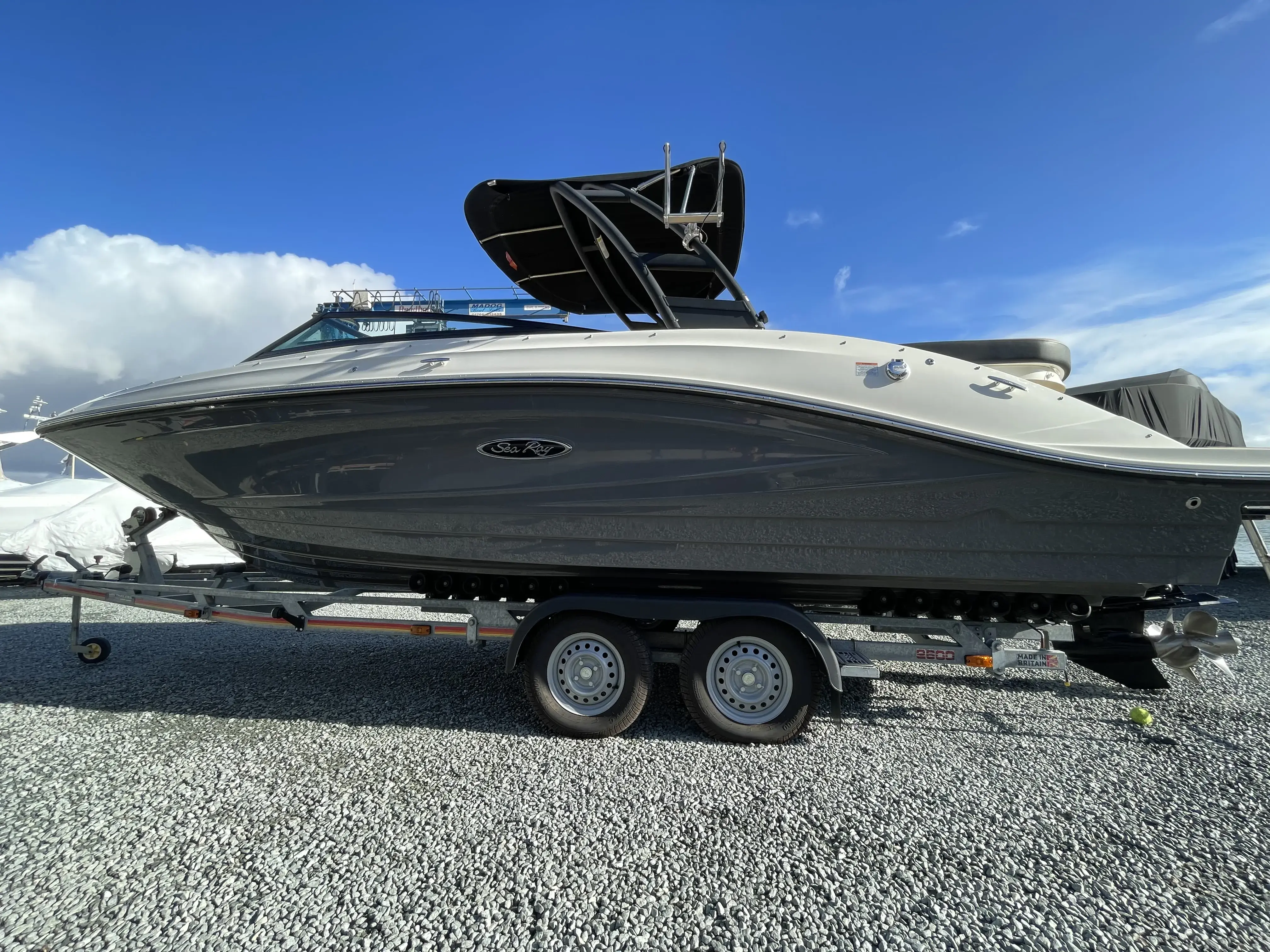 2022 Sea Ray 230 spxe