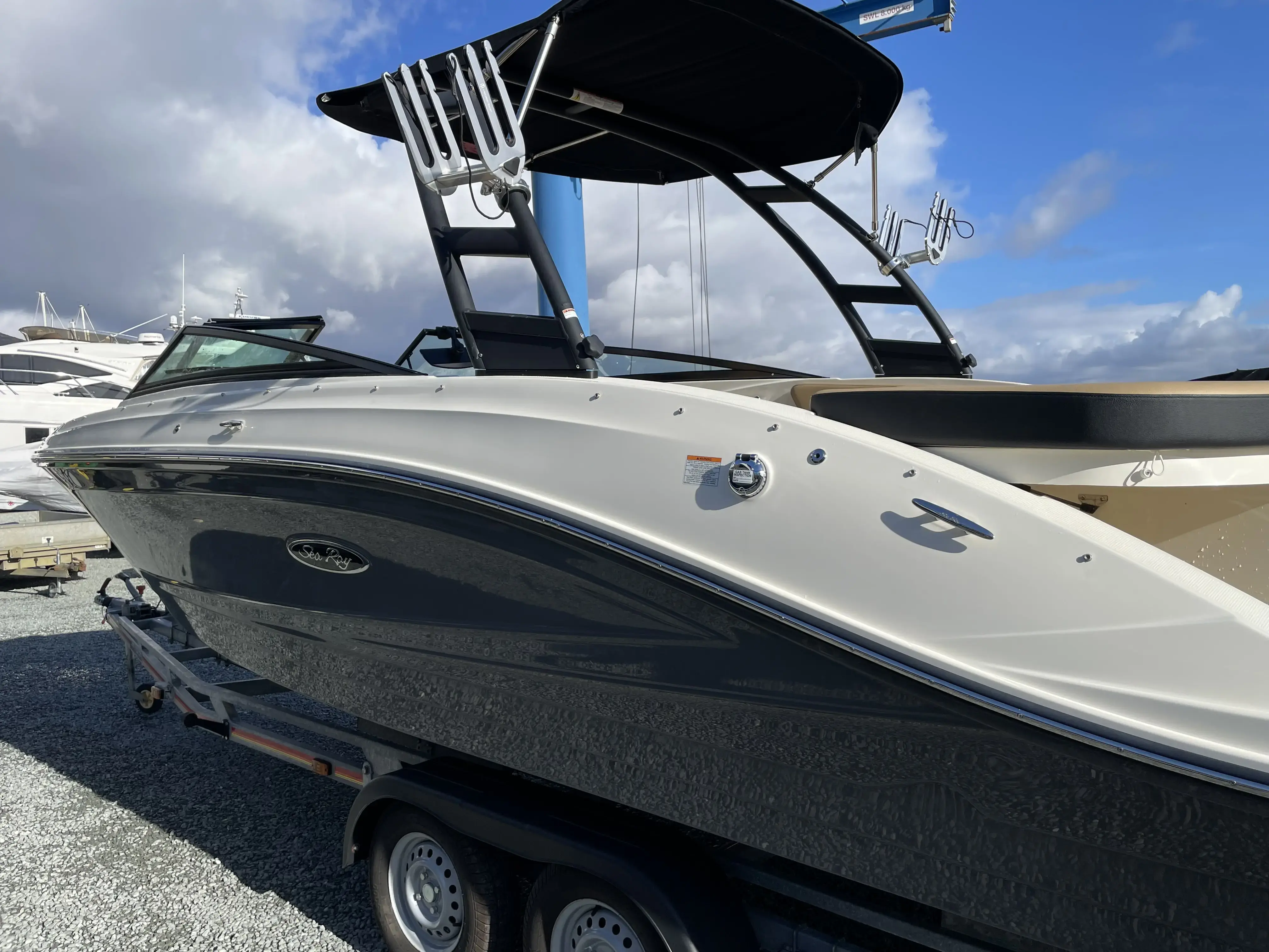 2022 Sea Ray 230 spxe