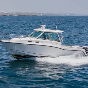 2015 Boston Whaler 315 Conquest