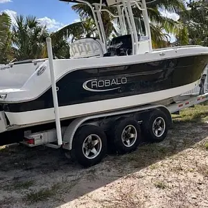 2019 Robalo R242 Explorer