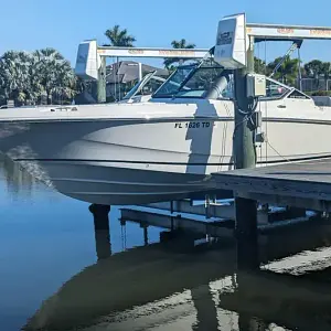 2022 Boston Whaler 240 Vantage