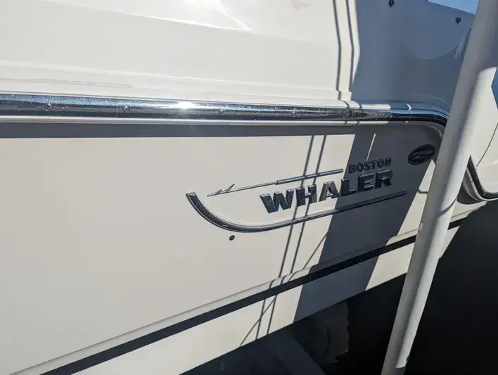 2022 Boston Whaler 240 vantage