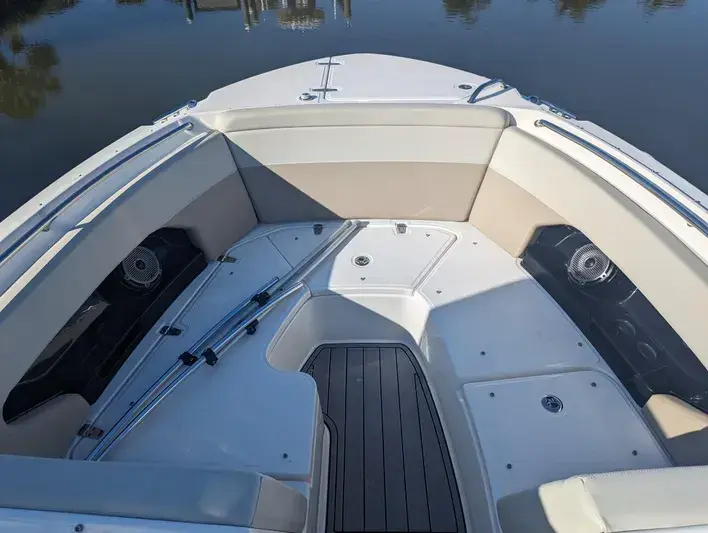 2022 Boston Whaler 240 vantage