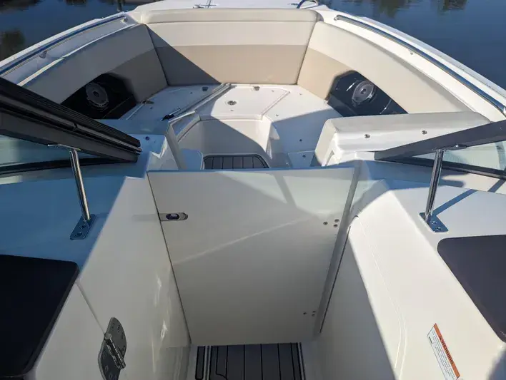 2022 Boston Whaler 240 vantage