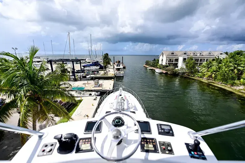 2000 Hatteras 82