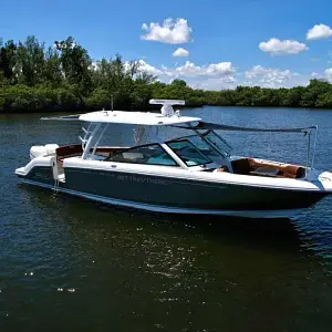 2017 Boston Whaler 32