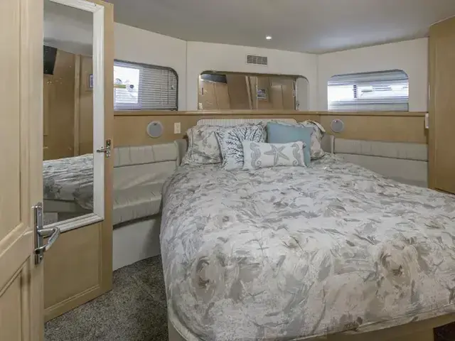 Carver 405 Aft Cabin