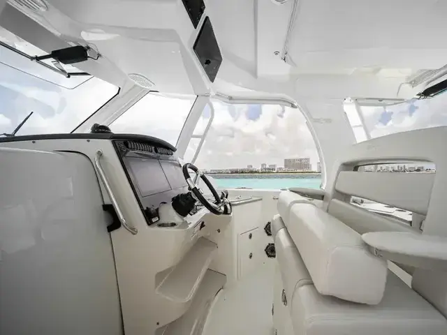 Boston Whaler 350 Realm