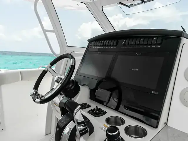 Boston Whaler 350 Realm