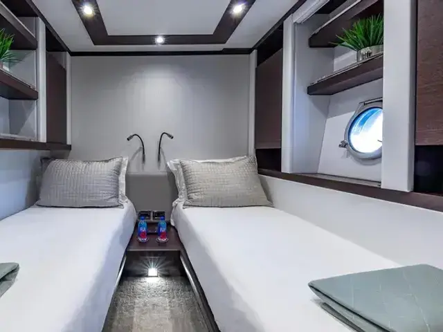 Azimut 86s