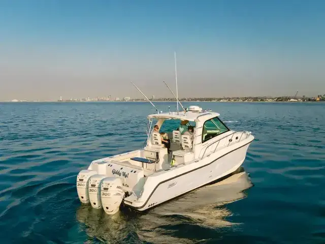 Boston Whaler Defiance 34