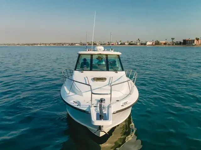 Boston Whaler Defiance 34