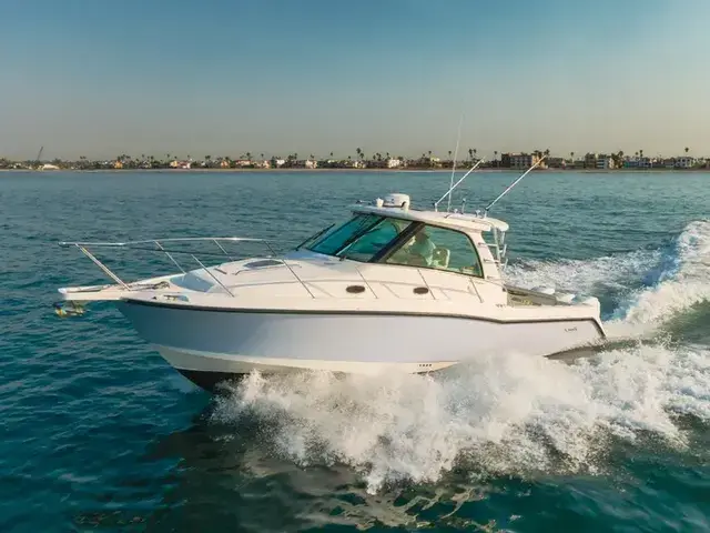 Boston Whaler Defiance 34