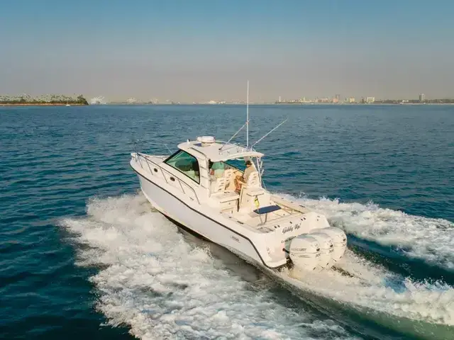 Boston Whaler Defiance 34