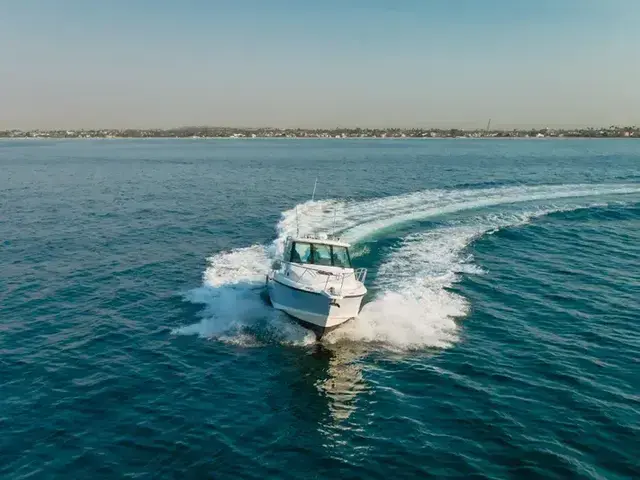 Boston Whaler Defiance 34