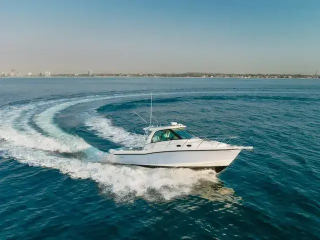 Boston Whaler Defiance 34