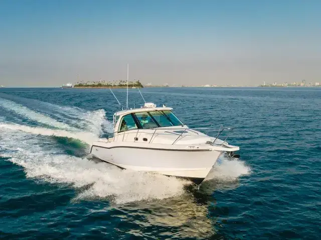 Boston Whaler Defiance 34