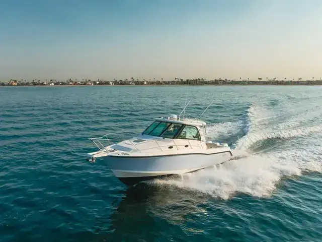 Boston Whaler Defiance 34