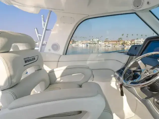 Boston Whaler Defiance 34