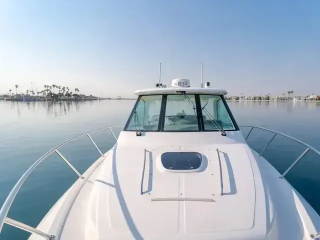 Boston Whaler Defiance 34