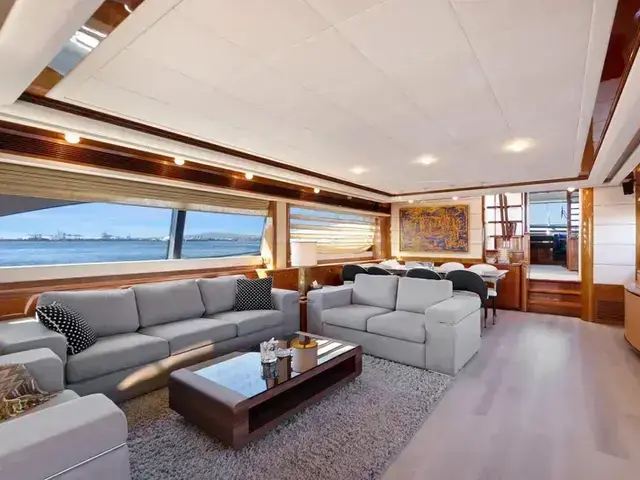 Ferretti Yachts 880