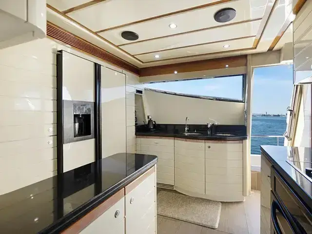 Ferretti Yachts 880