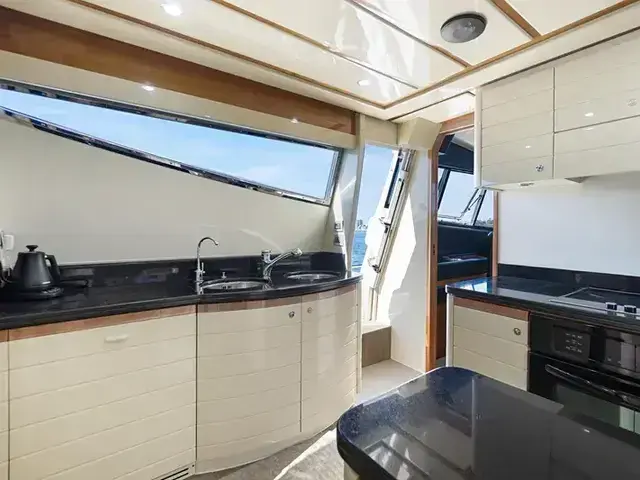 Ferretti Yachts 880