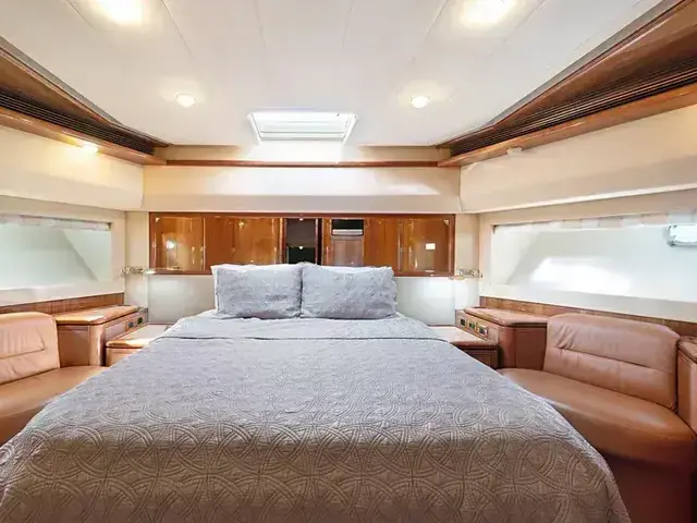 Ferretti Yachts 880