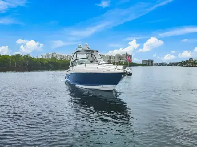 Monterey 335 Sport Yacht