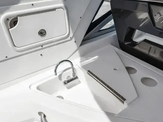 Monterey 335 Sport Yacht