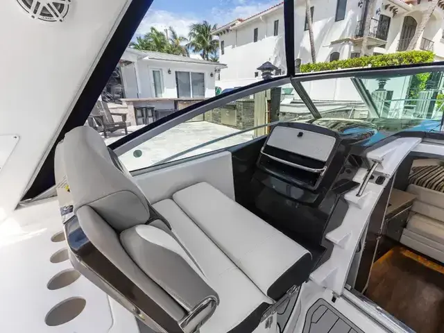 Monterey 335 Sport Yacht