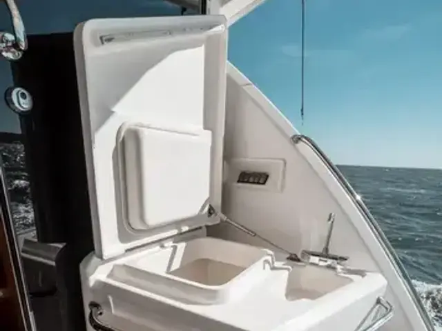 Riviera Enclosed Flybridge 53