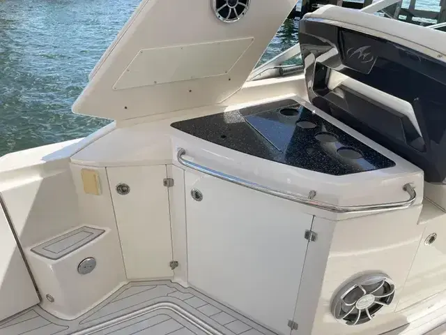 Monterey 320 Sport Yacht