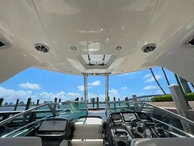 Monterey 320 Sport Yacht