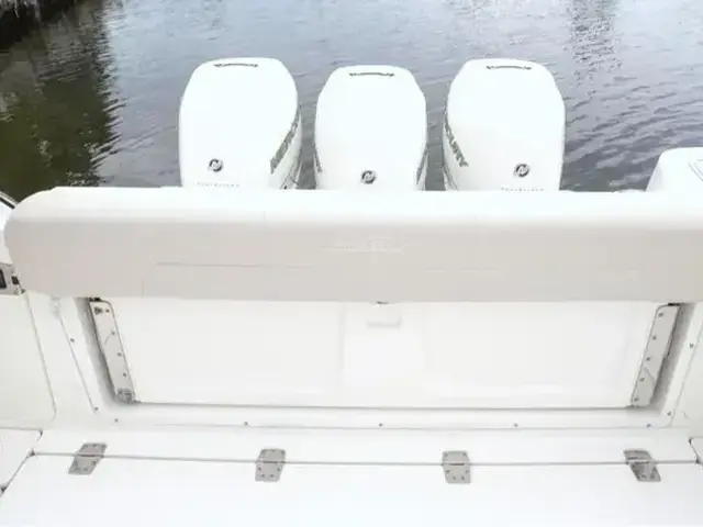 Boston Whaler Defiance 34