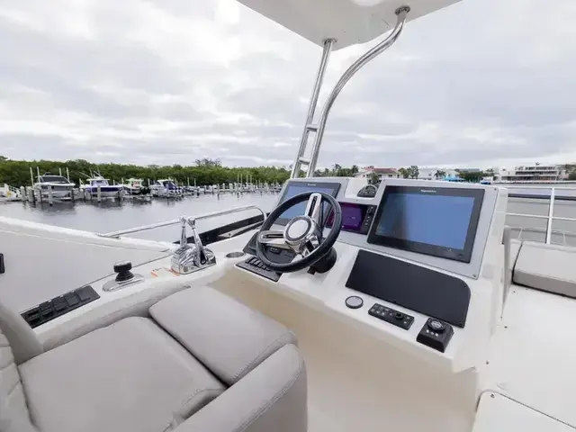 Sea Ray 590 Fly Bridge