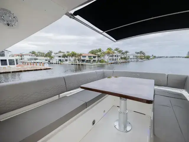 Sea Ray 590 Fly Bridge