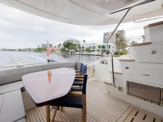 Sea Ray 590 Fly Bridge