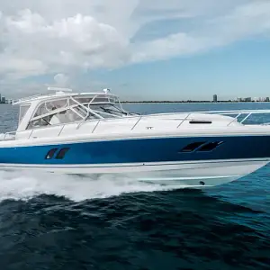 2017 Intrepid 475 Sport Yacht