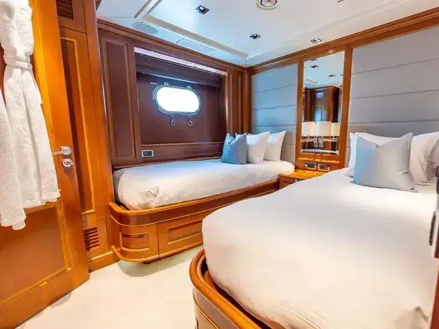 Benetti Classic 121